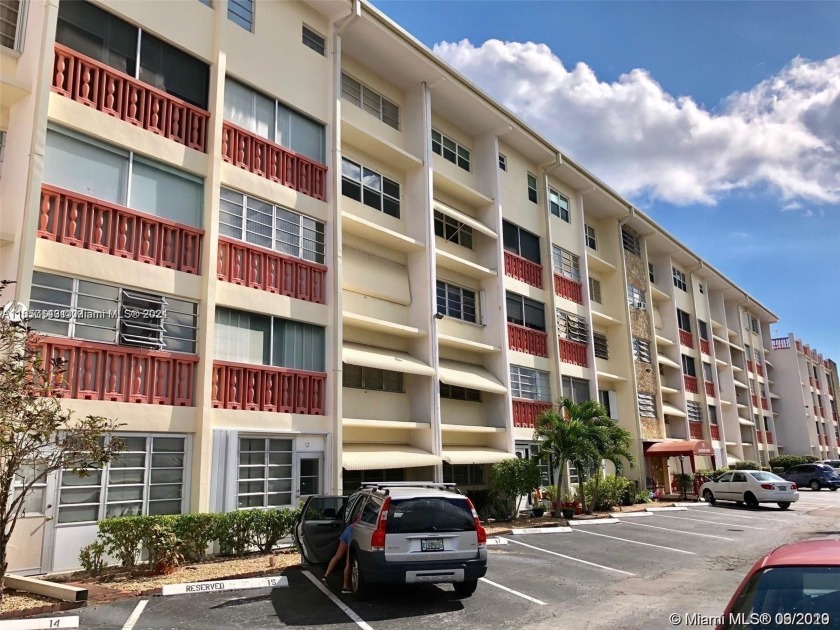 ****SPACIOUS 2 BEDROOM 2 BATH CONDO *CORNER UNIT * GREAT EAT-IN - Beach Condo for sale in Hallandale Beach, Florida on Beachhouse.com