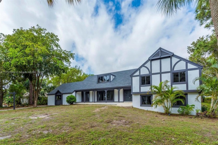 This stunning Palm Beach Gardens home boasts spacious rooms, an - Beach Home for sale in Palm Beach Gardens, Florida on Beachhouse.com