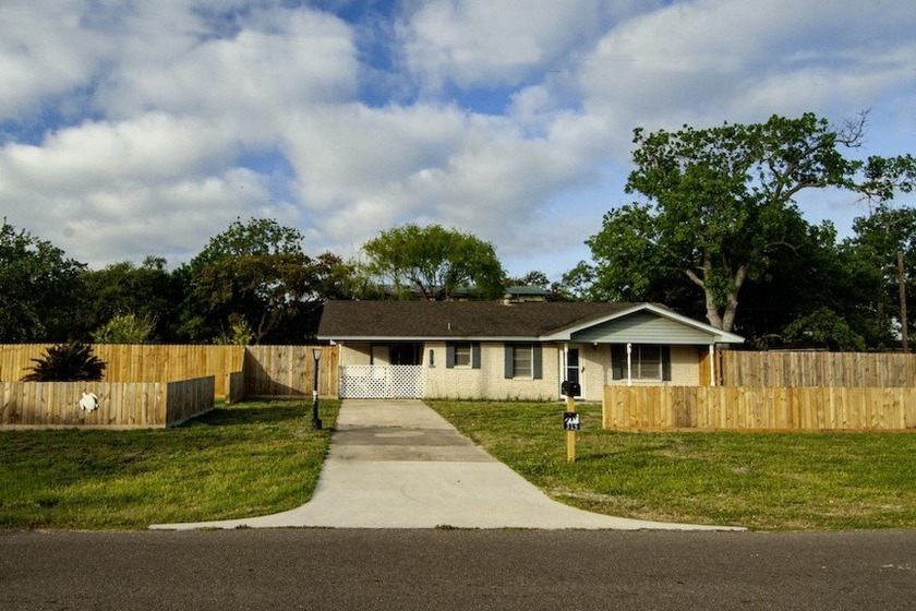 Price reduction!!! Escape to your dream coastal cottage! Fall in - Beach Home for sale in Aransas Pass, Texas on Beachhouse.com