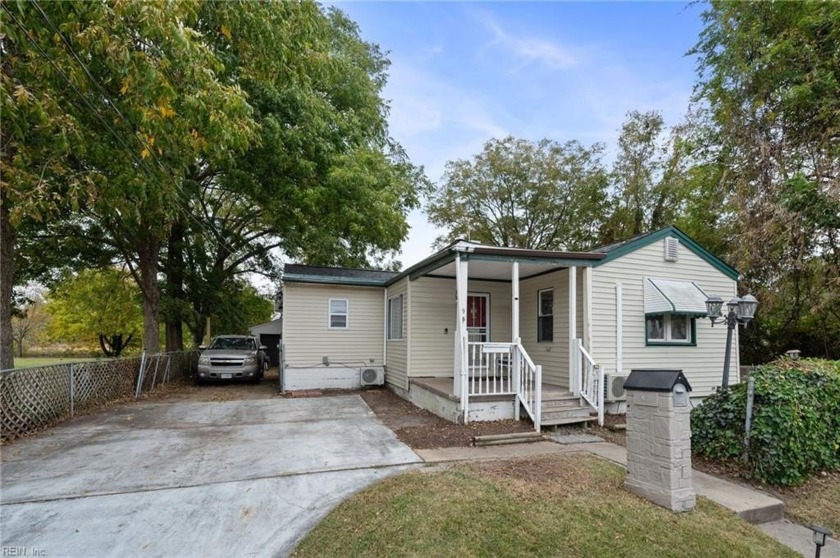 Welcome to this charming 3-bedrm, 2-bathrm Waterfront home! - Beach Home for sale in Portsmouth, Virginia on Beachhouse.com