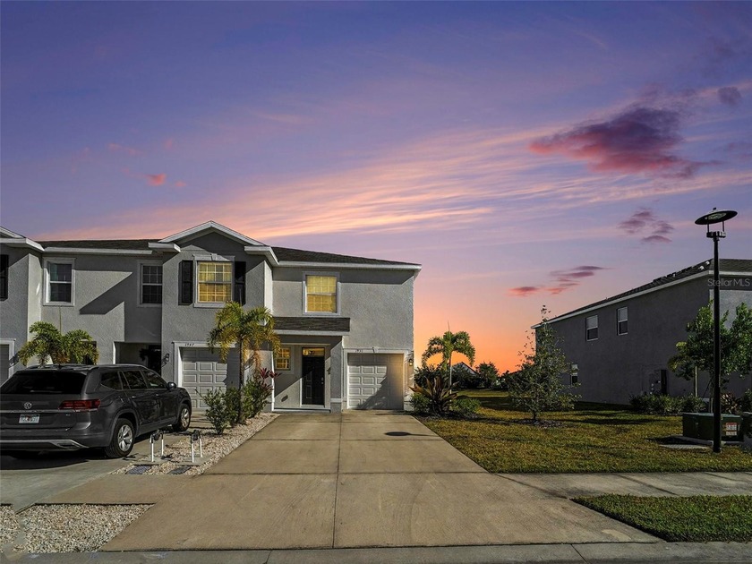 Move-In-Ready End-Unit Townhome in Gated Bradenton/Lakewood - Beach Townhome/Townhouse for sale in Bradenton, Florida on Beachhouse.com