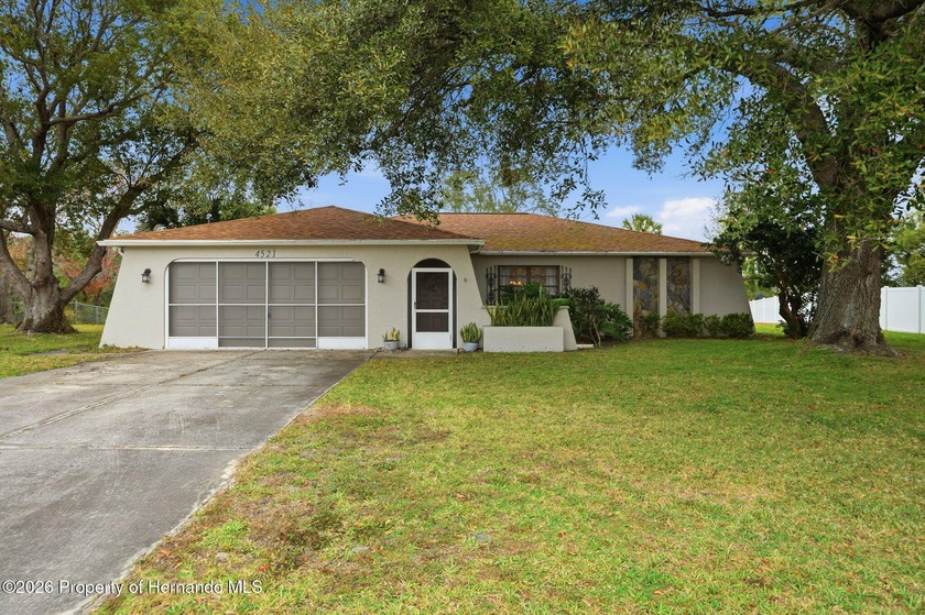 Welcome home to this beautiful, move-in-ready 3-bedroom pool - Beach Home for sale in Spring Hill, Florida on Beachhouse.com