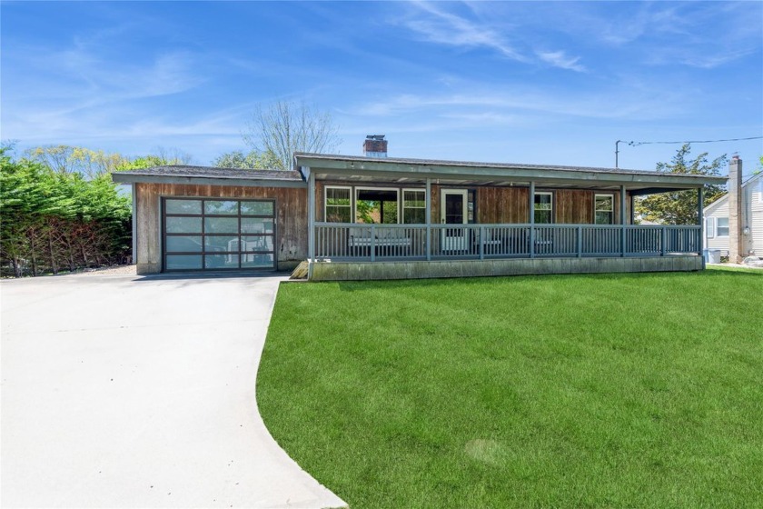 Nestled on exclusive Mineola Court, this 2 bedroom, 2 full bath - Beach Home for sale in Hampton Bays, New York on Beachhouse.com