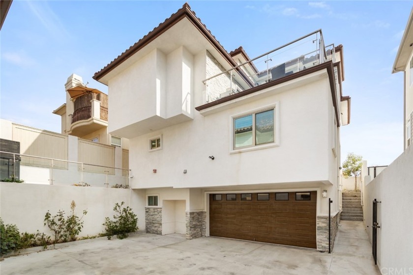 Built in 2016, this rear unit detached luxury townhome sits at - Beach Townhome/Townhouse for sale in Redondo Beach, California on Beachhouse.com