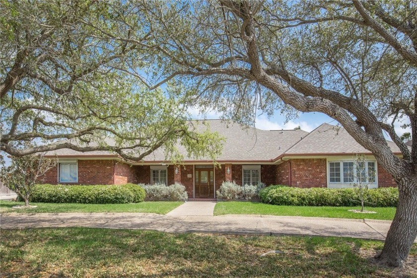 Spacious Kings Crossing Classic with Room to Entertain!
This - Beach Home for sale in Corpus Christi, Texas on Beachhouse.com