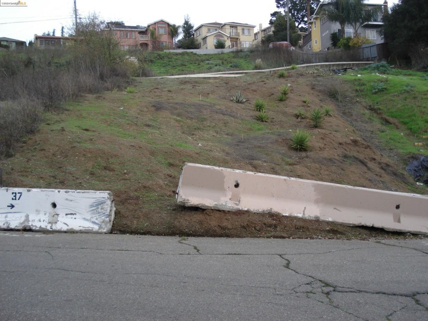 Million dollar panoramic unobstructed west view from this - Beach Lot for sale in Oakland, California on Beachhouse.com