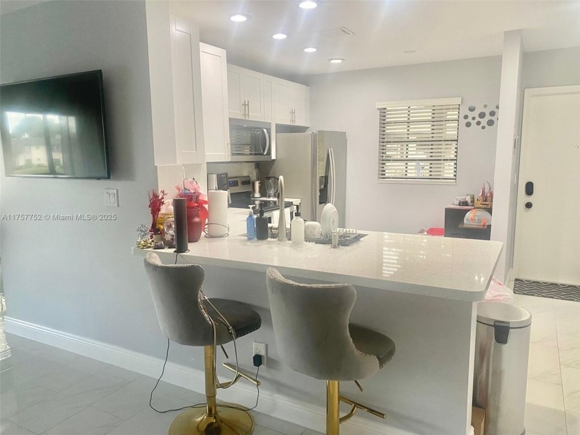 GORGEOUS LAKEVIEW* 2 BED/2 BATHS CONDO COMPLETELY RENOVATED * - Beach Condo for sale in Sunrise, Florida on Beachhouse.com