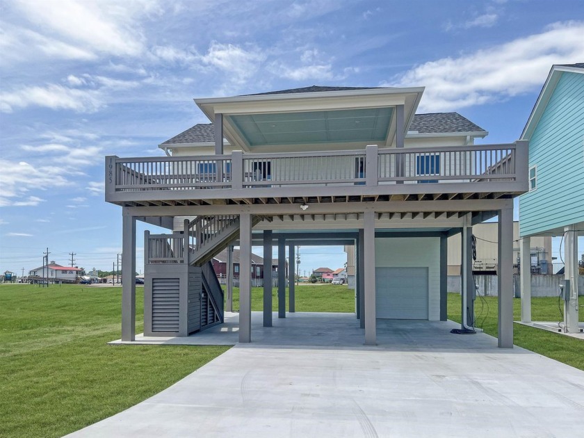 MOVE-IN READY! Amazing 3-2-1 new construction by Easton Homes - Beach Home for sale in Crystal Beach, Texas on Beachhouse.com