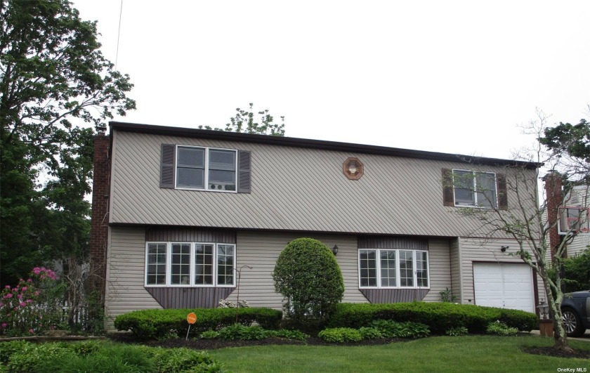 Located in the desirable town of Wantagh, on a quiet residential - Beach Home for sale in Wantagh, New York on Beachhouse.com