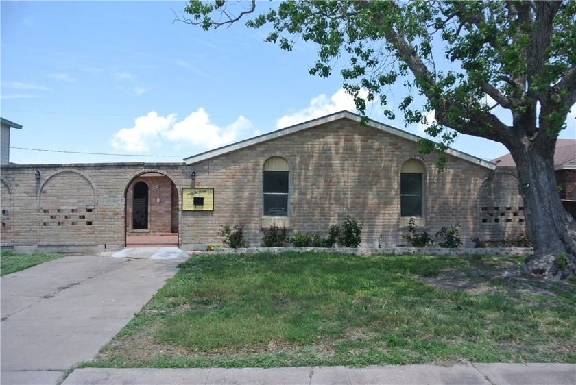 Discover the hidden treasure on a serene golf course with a - Beach Home for sale in Corpus Christi, Texas on Beachhouse.com