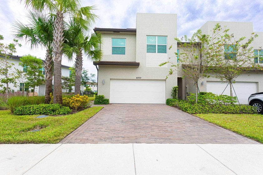 Spacious and private corner-unit townhome-truly a steal in - Beach Townhome/Townhouse for sale in Lake Worth, Florida on Beachhouse.com