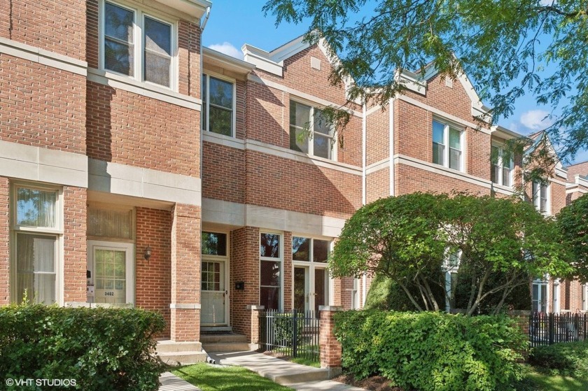 LOCATION LOCATION LOCATION! This tri-level townhome in Evanston - Beach Townhome/Townhouse for sale in Evanston, Illinois on Beachhouse.com