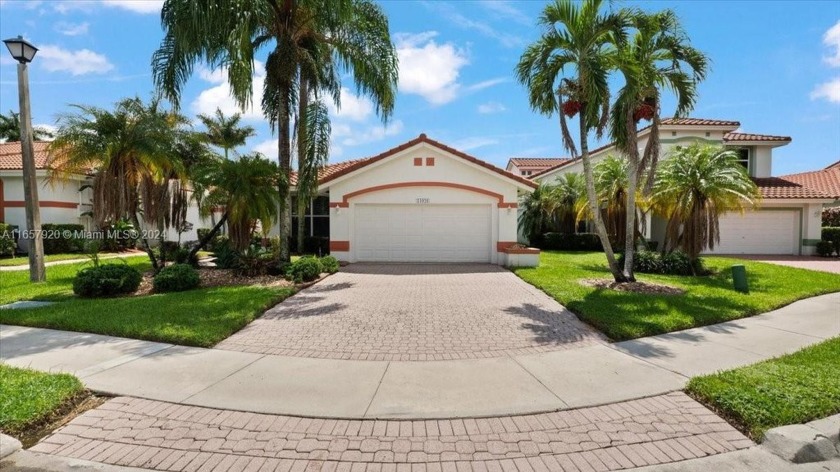 Welcome to this exquisite 3/2 pool home, with lake view, 2,395 - Beach Home for sale in Pembroke Pines, Florida on Beachhouse.com