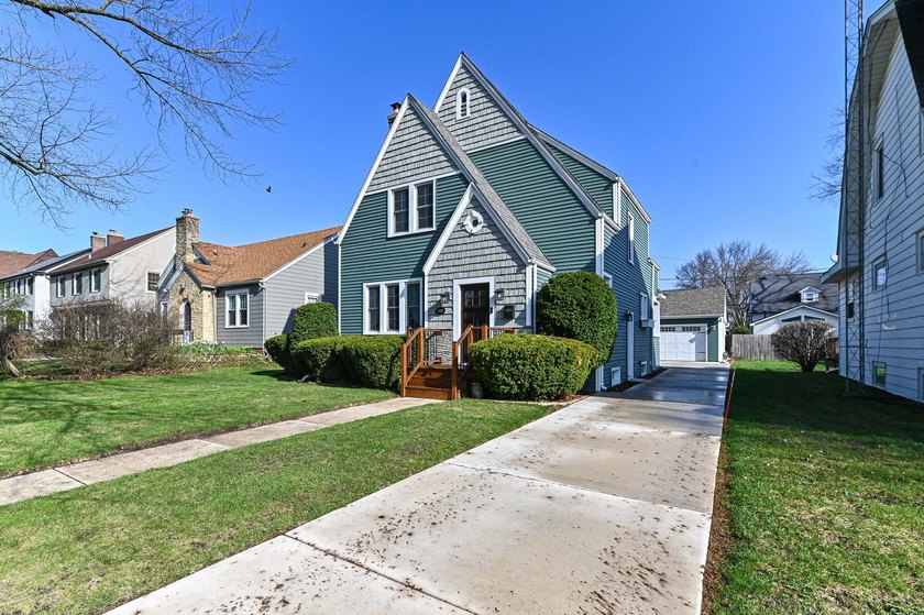 Welcome home to this charming Kenosha gem in the highly - Beach Home for sale in Kenosha, Wisconsin on Beachhouse.com