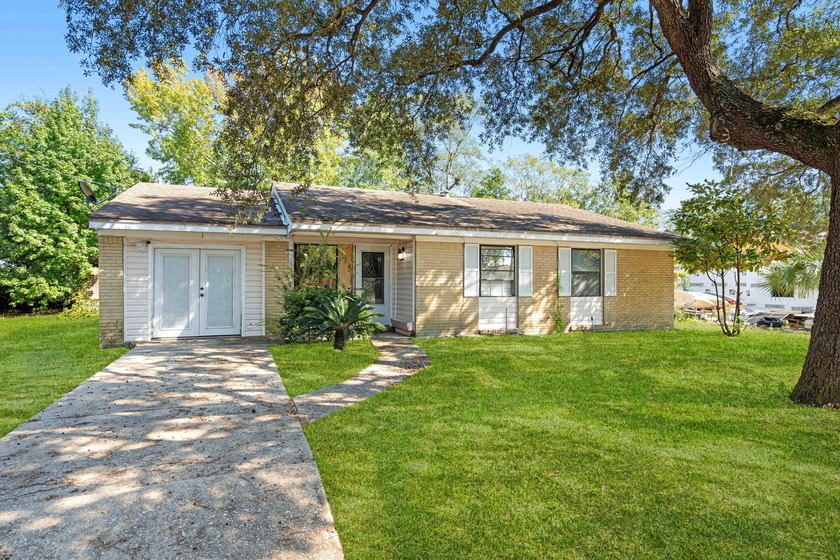 Centrally Located Fort Walton Beach Home: Big Space, Small To-Do - Beach Home for sale in Fort Walton Beach, Florida on Beachhouse.com