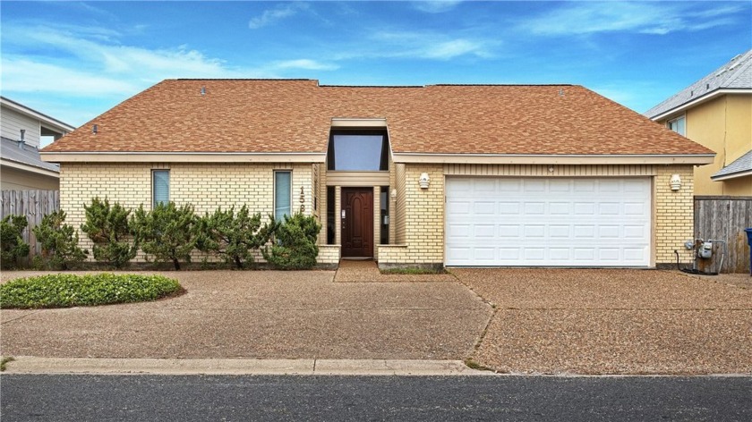 Prime Waterfront Home with Pool! Situated on a stunning canal - Beach Home for sale in Corpus Christi, Texas on Beachhouse.com