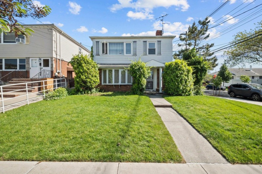 Legal 2-Family Home in Prime Howard Beach Location!

Don't miss - Beach Townhome/Townhouse for sale in Howard Beach, New York on Beachhouse.com