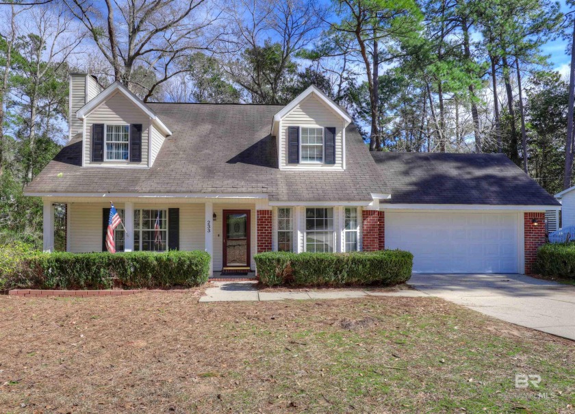 This inviting Lake Forest home boasts great curb appeal and an - Beach Home for sale in Daphne, Alabama on Beachhouse.com