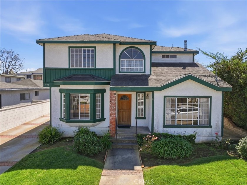 Welcome to an opportunity in Redondo Beach--Bring your - Beach Townhome/Townhouse for sale in Redondo Beach, California on Beachhouse.com