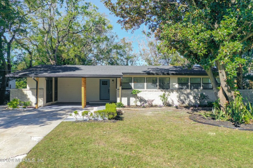 Absolutely Move-In Ready LAKE FRONT HOME. This beautifully - Beach Home for sale in Jacksonville, Florida on Beachhouse.com