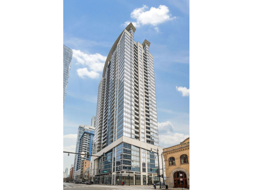 Beautiful and bright South Loop condo with 2 bedrooms, 2 - Beach Condo for sale in Chicago, Illinois on Beachhouse.com
