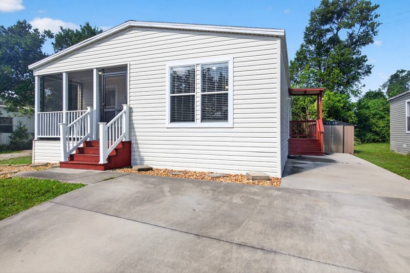 Beautifully maintained 3 bedroom, 2 bath manufactured home in a - Beach Home for sale in Ormond Beach, Florida on Beachhouse.com