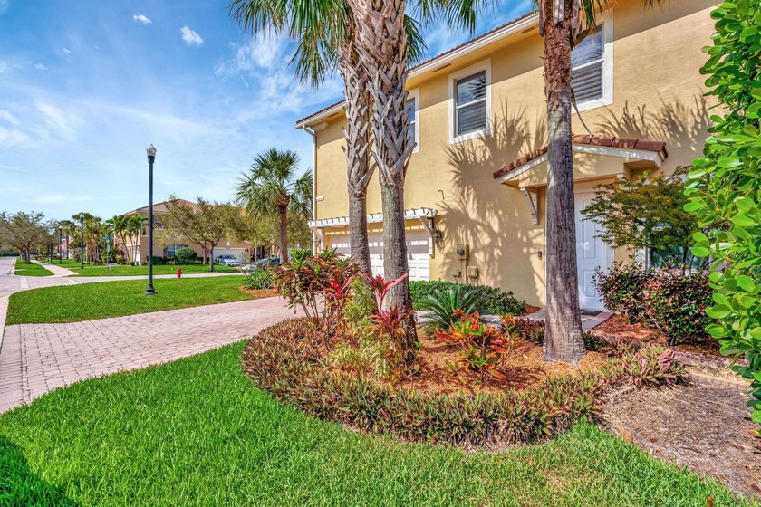 Stunning FRESHLY PAINTED corner lot TH in Paloma w/an abundance - Beach Townhome/Townhouse for sale in Palm Beach Gardens, Florida on Beachhouse.com