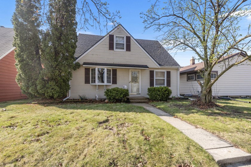 Great opportunity in St. Francis! Convenient location with easy - Beach Home for sale in Milwaukee, Wisconsin on Beachhouse.com