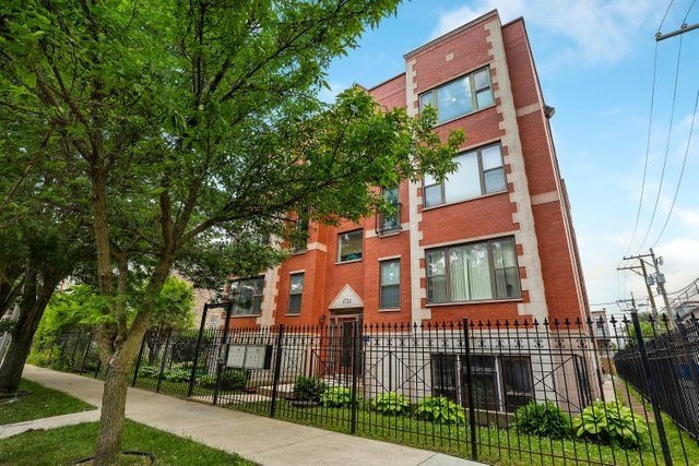 Don't miss this beautifully updated 3-bedroom, 2-bath condo in - Beach Condo for sale in Chicago, Illinois on Beachhouse.com