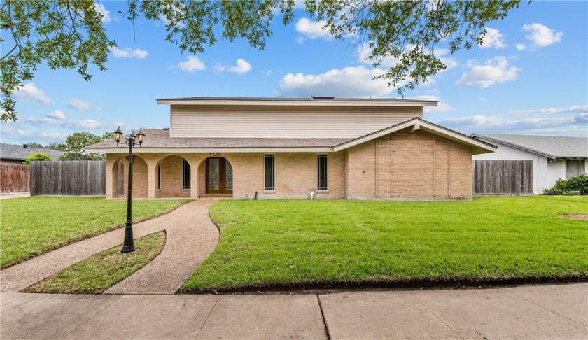 Luxury Living in Country Club Estates. Welcome to this exquisite - Beach Home for sale in Corpus Christi, Texas on Beachhouse.com