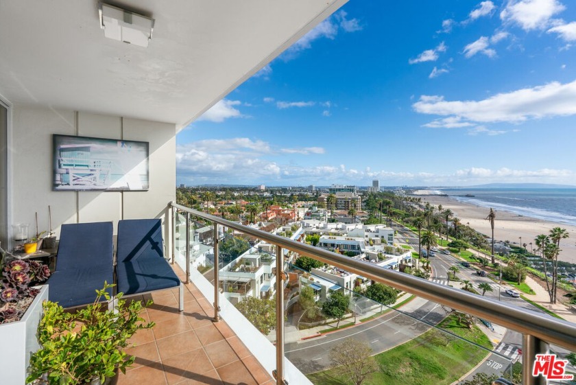 This is a very clean 2 bed/2 bath unit with unobstructed  views - Beach Apartment for sale in Santa Monica, California on Beachhouse.com
