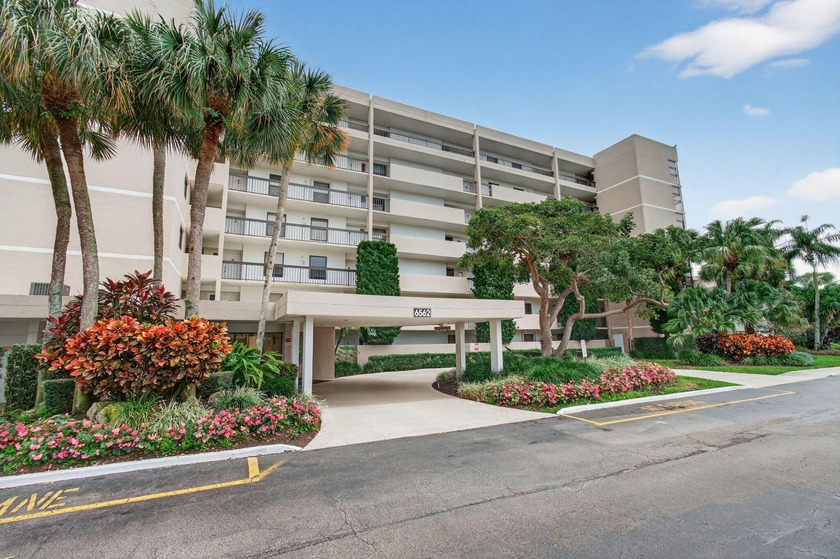 This centrally located condo within a gated community comes with - Beach Condo for sale in Boca Raton, Florida on Beachhouse.com