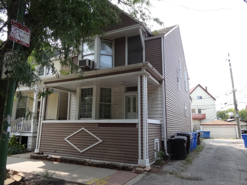 Very nice 2 story corner home build on solid concrete foundation - Beach Home for sale in Chicago, Illinois on Beachhouse.com