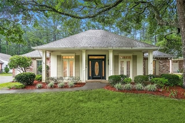 Spacious 4-bedroom, 2-bath split floor plan home located on a - Beach Home for sale in Mandeville, Louisiana on Beachhouse.com