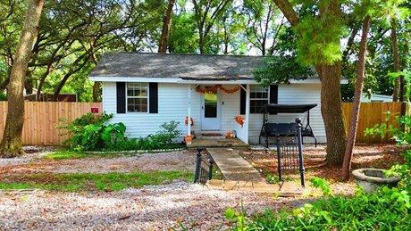 This beautifully renovated 2-bedroom, 1-bath Florida cottage - Beach Home for sale in Niceville, Florida on Beachhouse.com