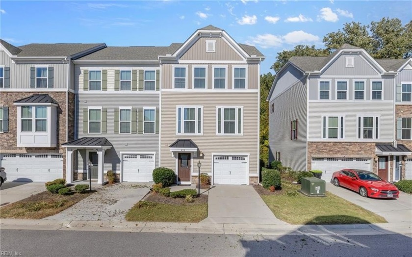 Wonderful, turn key ready, 3 bed (with potential for a 4th - Beach Townhome/Townhouse for sale in Chesapeake, Virginia on Beachhouse.com