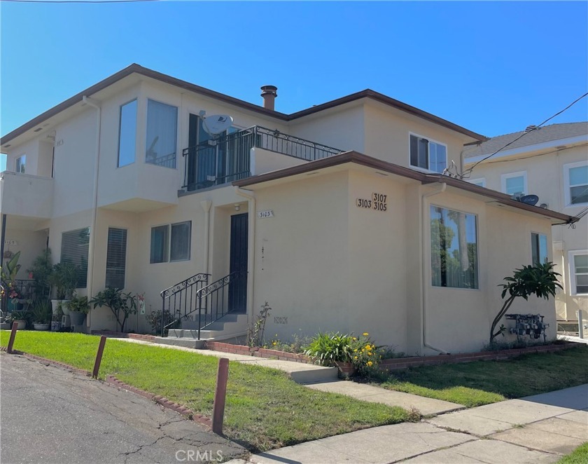 The triplex is ideally situated within walking distance to the - Beach Townhome/Townhouse for sale in San Pedro, California on Beachhouse.com