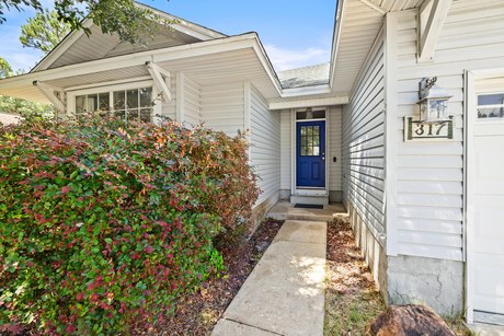 Welcome to this charming 3-bedroom home in centrally located - Beach Home for sale in Santa Rosa Beach, Florida on Beachhouse.com