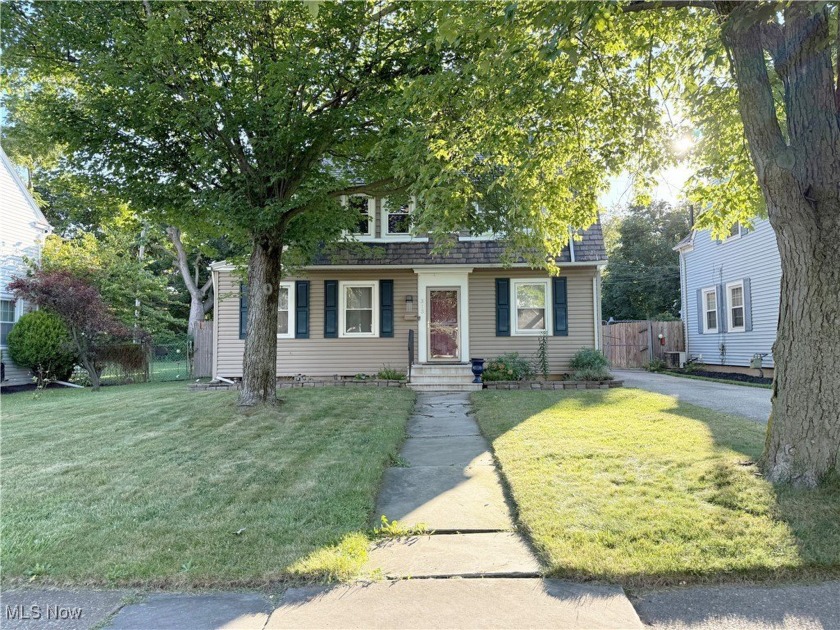Charming 2-Bedroom Colonial Just Steps from Lake Erie! Welcome - Beach Home for sale in Lorain, Ohio on Beachhouse.com