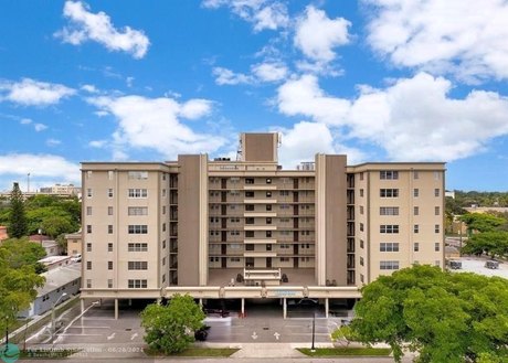 Welcome to this all-age, investor-friendly condo, perfect for - Beach Condo for sale in Hollywood, Florida on Beachhouse.com