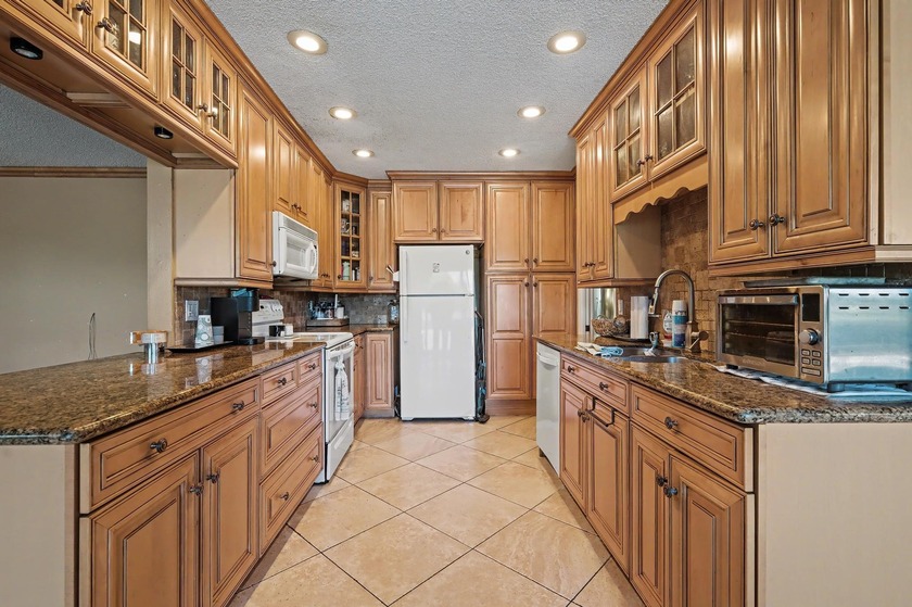 Welcome to your private lakeside retreat located in the heart of - Beach Home for sale in Coral Springs, Florida on Beachhouse.com