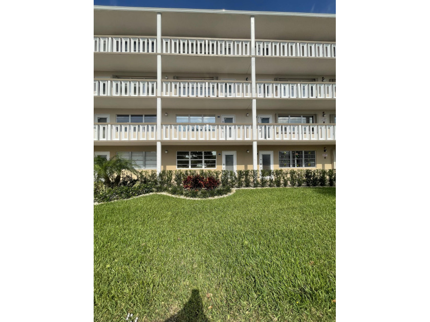 WOW!!! NICE UNIT IN A GREAT BUILDING. One bedroom, one and a - Beach Condo for sale in West Palm Beach, Florida on Beachhouse.com