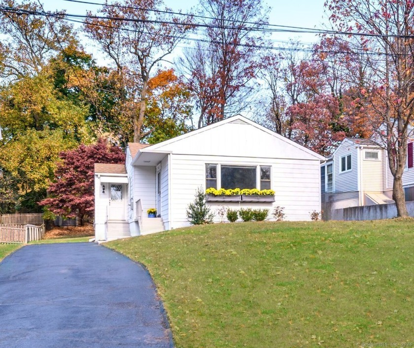 REMODELED and READY! Open floor plan ranch home boasts a sleek - Beach Home for sale in Darien, Connecticut on Beachhouse.com