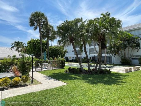 Move-in ready split floorplan 2/2 condo apartment in a - Beach Condo for sale in Lighthouse Point, Florida on Beachhouse.com