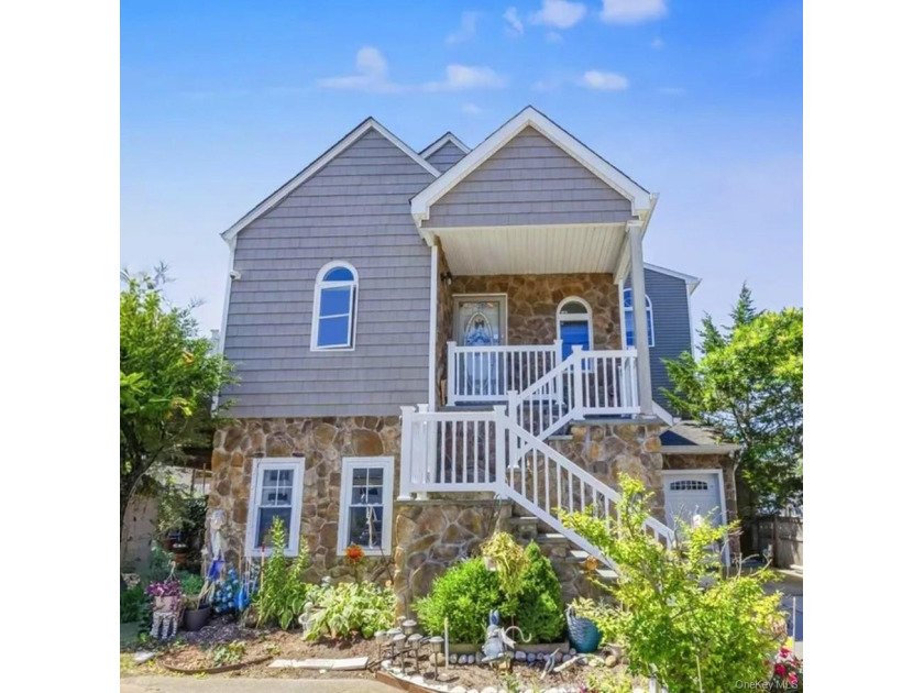 Priced to Sell! Lovely waterfront home located on Strong's Creek - Beach Home for sale in Lindenhurst, New York on Beachhouse.com