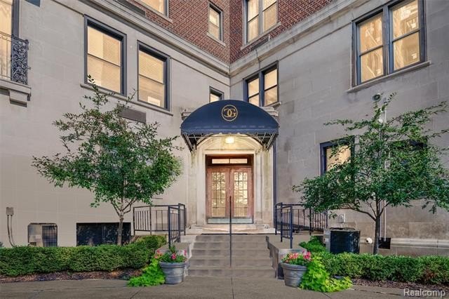 Welcome Home! This spacious one bedroom condo is ready for new - Beach Condo for sale in Detroit, Michigan on Beachhouse.com