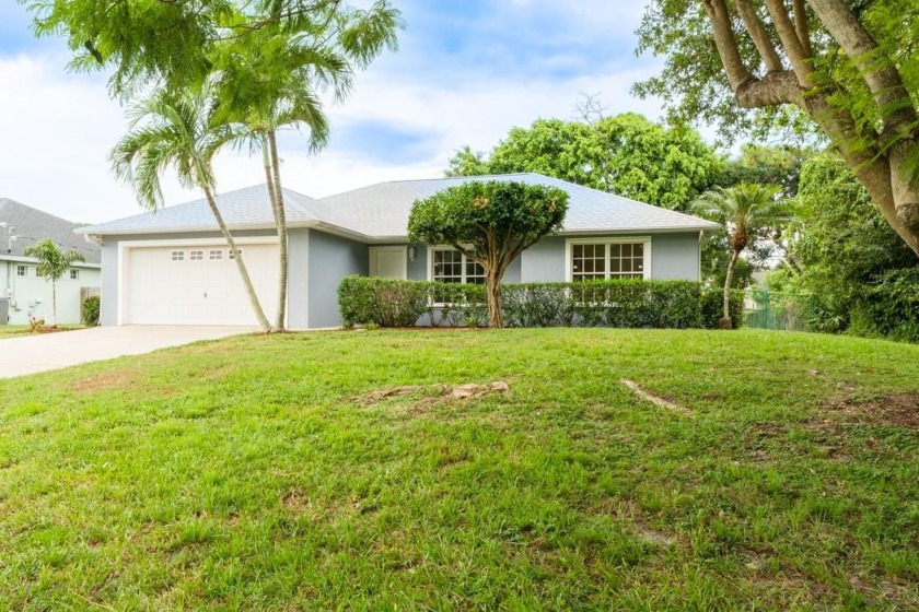 This beautiful home is a must see! 2022 roof, 2022 AC, freshly - Beach Home for sale in Vero Beach, Florida on Beachhouse.com