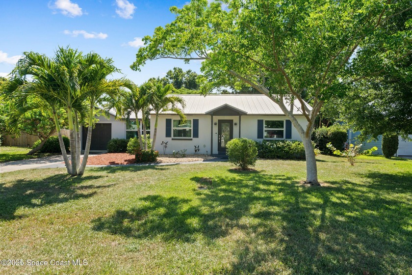 Charming & spacious Vero Beach cottage offering 3 bedrooms, 3 - Beach Home for sale in Vero Beach, Florida on Beachhouse.com