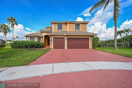 WOW, this house is HUGE - 7 bedrooms, 5 bathrooms, with a pool - Beach Home for sale in Miramar, Florida on Beachhouse.com