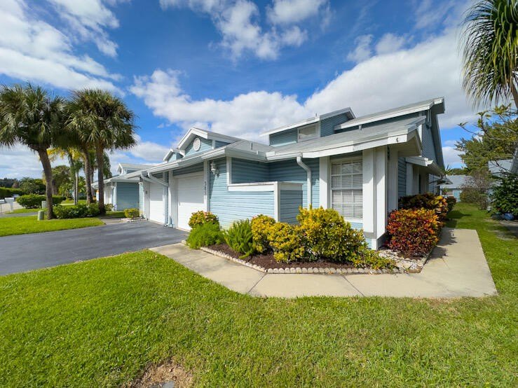 This charming townhouse is ready to move in and is waiting for a - Beach Townhome/Townhouse for sale in Lake Worth, Florida on Beachhouse.com